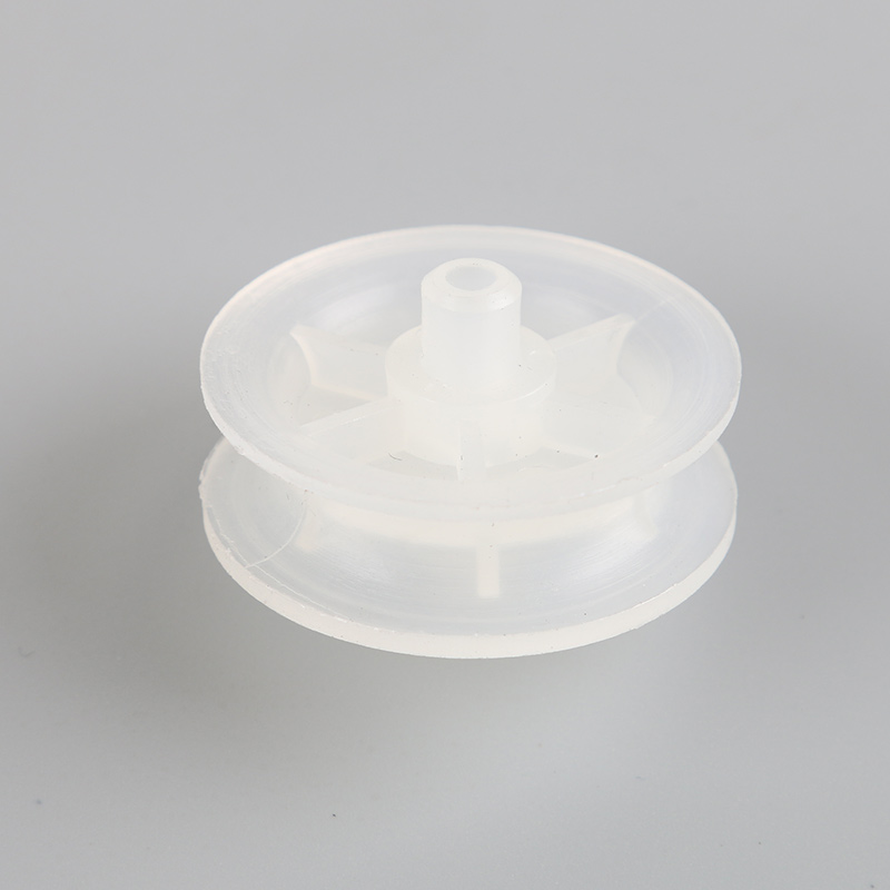 导轮，是液力变矩器的反应元件，引导传动皮带通过障碍物或转换传动皮带方向时所用的一种滑轮，位于涡轮和泵轮之间。
导轮 [dǎolún] [1]  (guide roller)
[guide pulley] 引导传动皮带通过障碍物或转换传动皮带方向时所用的一种滑轮。
位于涡轮和泵轮之间，是液力变矩器的反应元件，通过单向离合器单方向固定在导轮轴或导轮套管上。
迷你四驱车、轨道车中用于转向置于龙头或凤尾的小轮子。亦称导向轮。一般采用塑料、铝合金、铜制成。内部一般用铜套，或滚珠轴承。亦有直接使用滚珠轴承作为导轮。
车速高时车友装导轮是采用前后双层且上大下小的装法，是为了让车在弯道有抬脚趋势后更容易抬起来。一般是上面比下面大1MM。
线切割导轮寿命
导轮的寿命不是按时间来计算的，要看你加工什么样的材料，还有切割液的好坏来看的，好于不好可以通过检查的手段来判断
紧好丝，高度升到300以上，开机，检查前后钼丝抖动度，如果抖动太大，则说明前后导轮或者轴承有问题，需要拆下检查，不能用则需要更换
如果抖动不是太大，而且是间接性的，可以继续加工精度要求不是太高的工件
检查割下来的工件，如果在正确的脉间脉宽下加工的工件表面有明显的搓丝痕或者精度误差大，也表示需要更换导轮和轴承了
导轮更换切忌不能敲打轴承，受力不能太大，对导轮的轴承寿命有影响[1] 
平时要经常紧丝，丝松了对导轮寿命也有影响